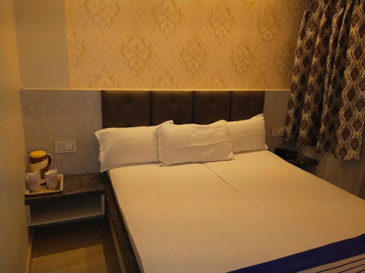 Hotel Gateway Kailash Varanasi Bagian luar foto