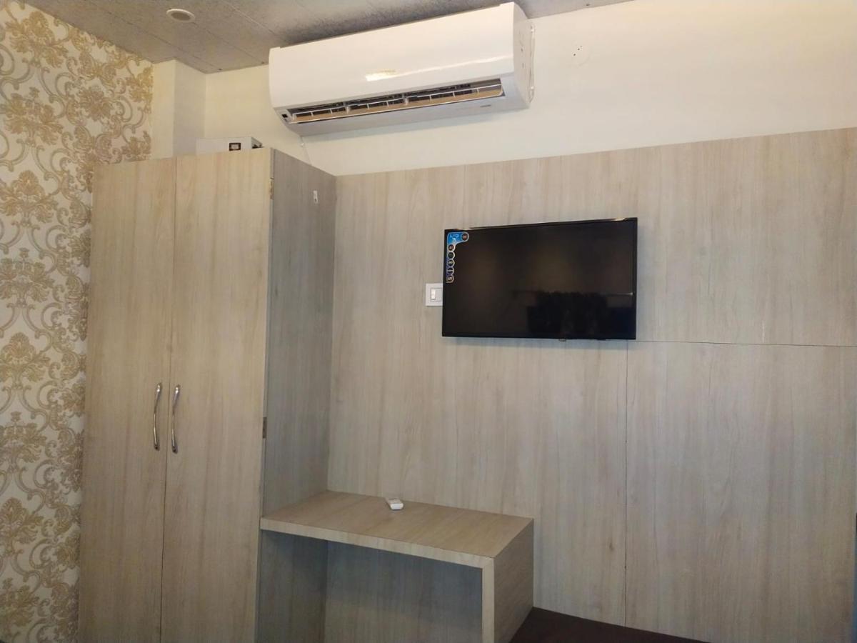 Hotel Gateway Kailash Varanasi Bagian luar foto
