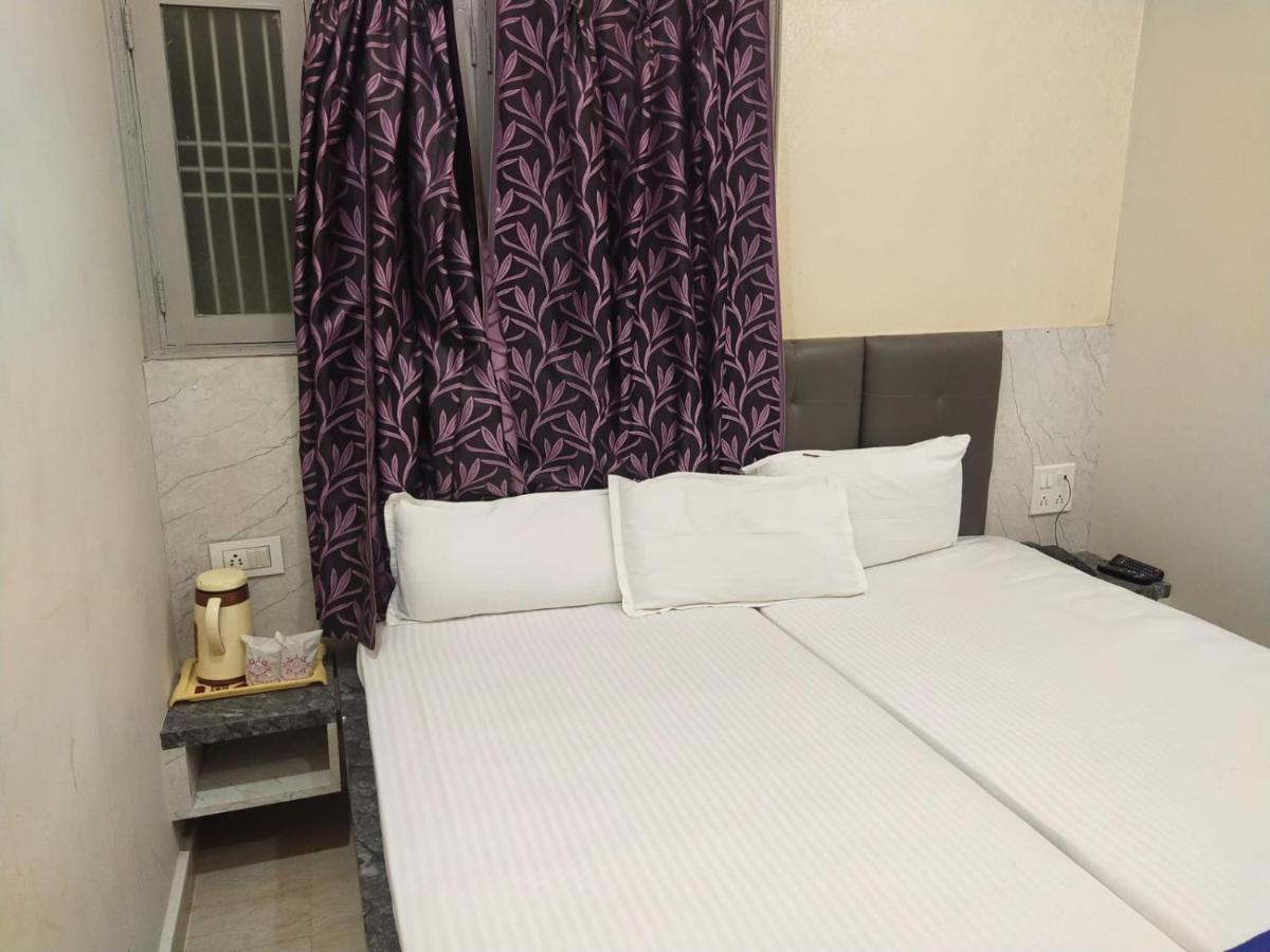 Hotel Gateway Kailash Varanasi Bagian luar foto