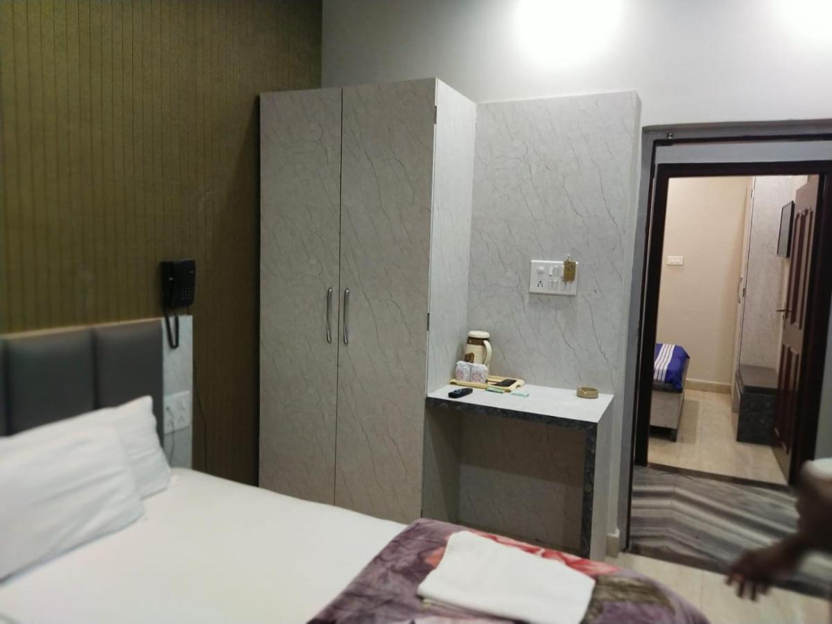 Hotel Gateway Kailash Varanasi Bagian luar foto