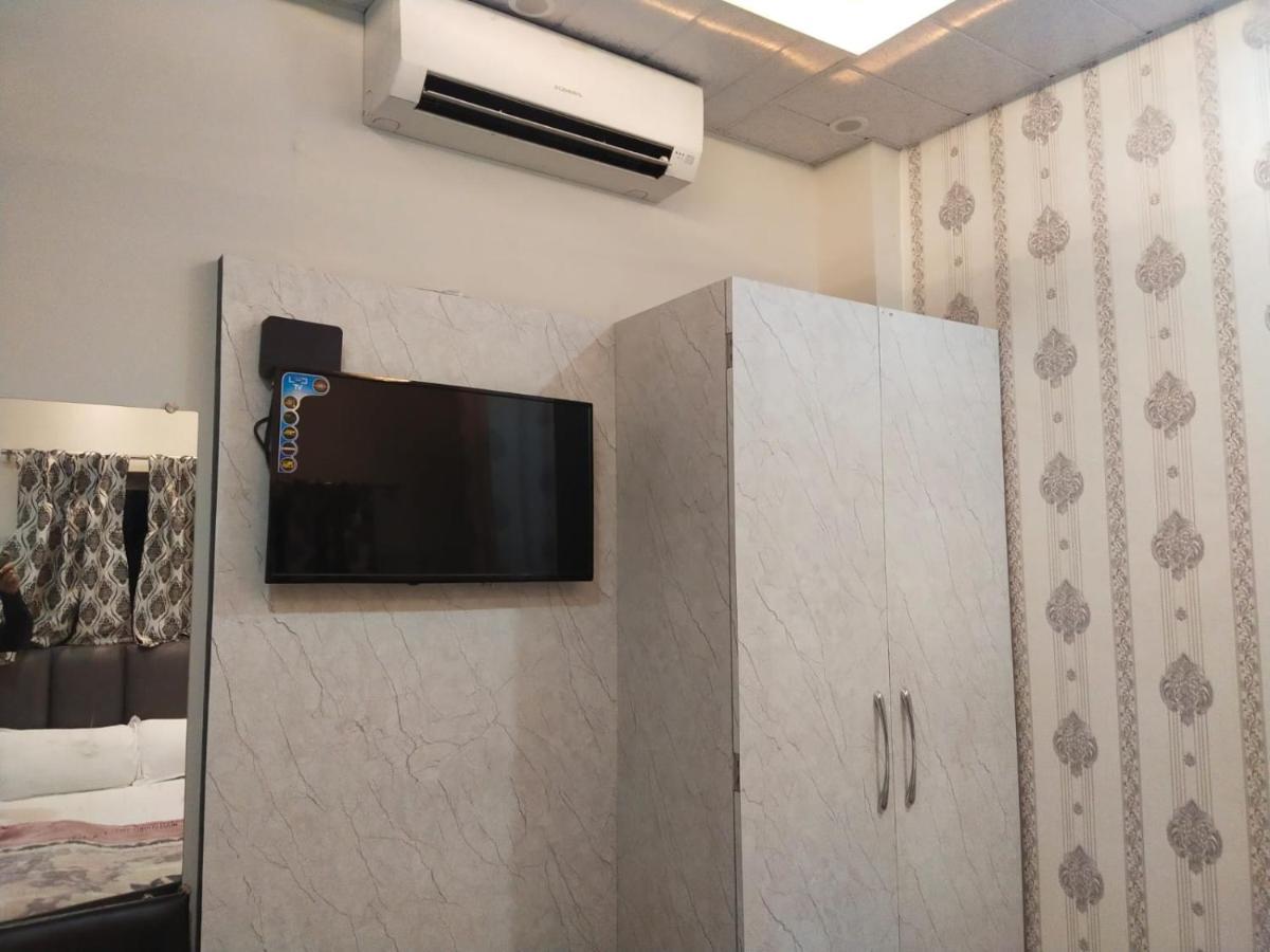 Hotel Gateway Kailash Varanasi Bagian luar foto
