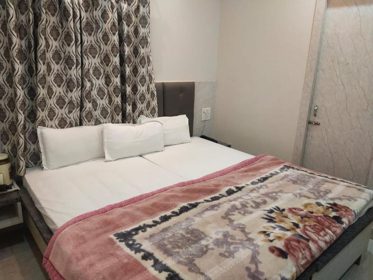 Hotel Gateway Kailash Varanasi Bagian luar foto